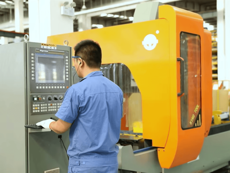 Wide view of the YY WINDOWS aluminum window and door production workshop